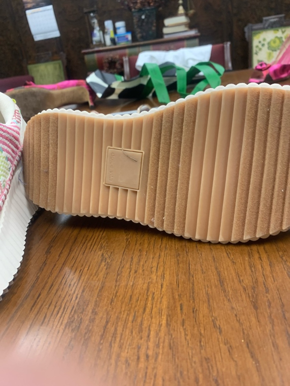 Tennis shoes - Picture 3 of 4
